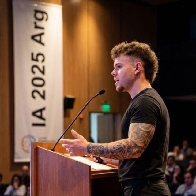 Francisco Carosia hablando en el escenario de IA 2025 Argentina